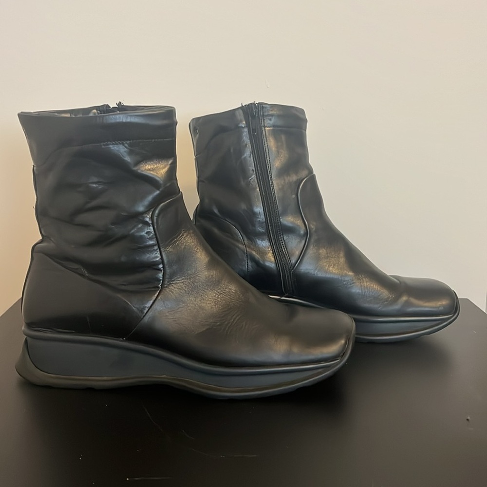 Joan & David Italian Black Leather Zip-Up Ankle Boots